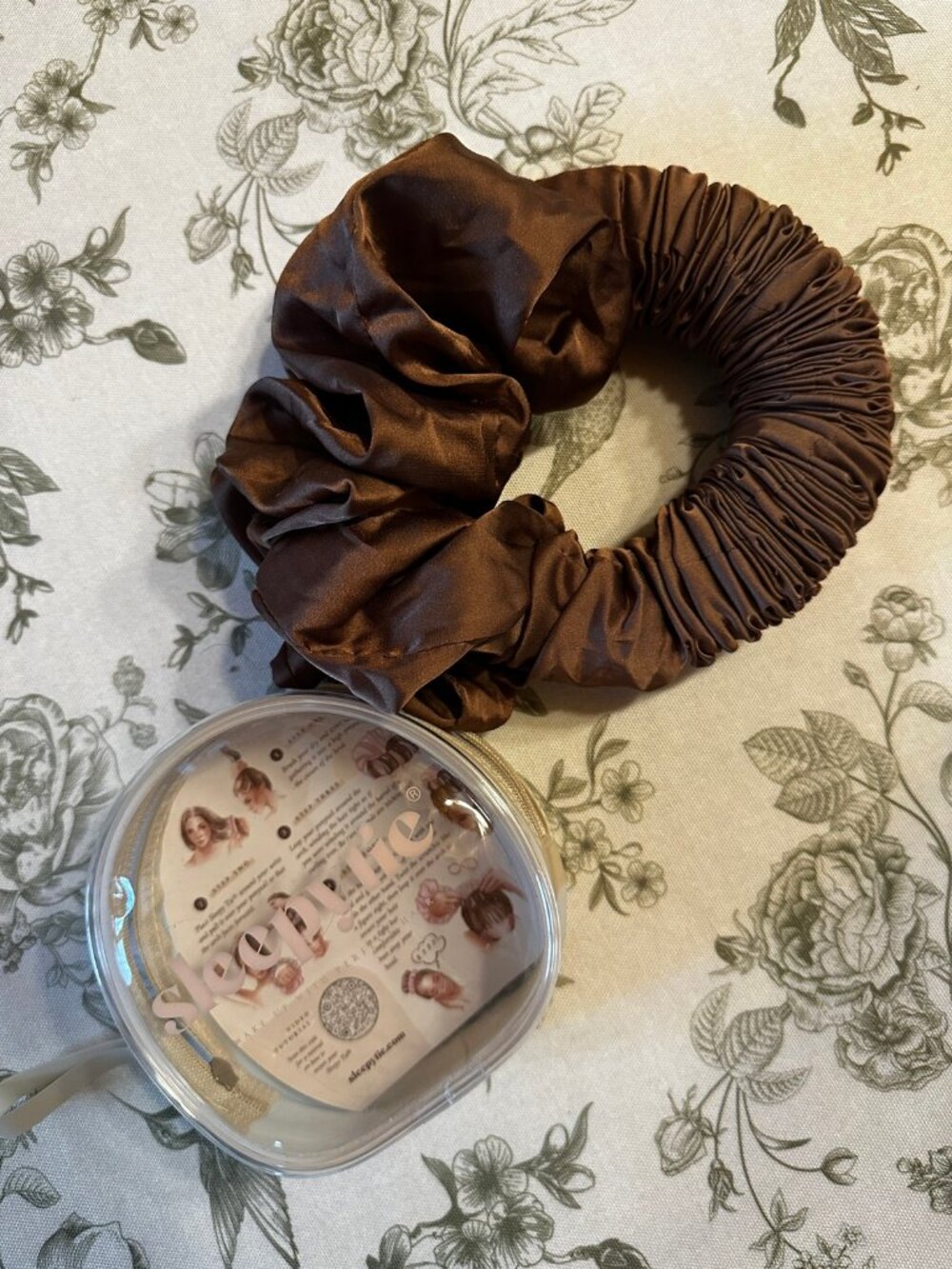 Sleepy Tie Satin Scrunchie in Mocha Latte, Medium, New in Case